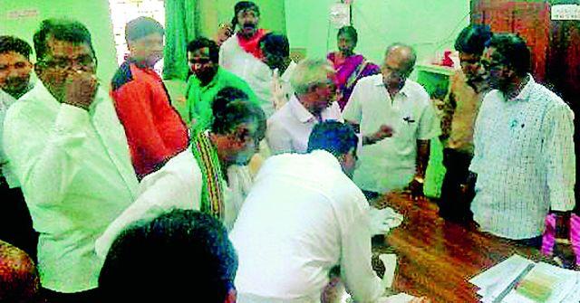 The voters returned | मतदार आल्यापावली परतले The voters returned | मतदार आल्यापावली परतले