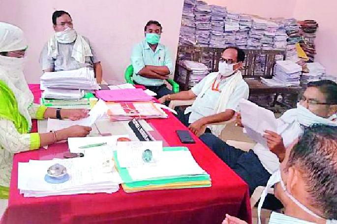 Discussion with the pay team superintendent regarding the problem of teachers | शिक्षकांच्या समस्याबाबत वेतन पथक अधीक्षकांशी चर्चा Discussion with the pay team superintendent regarding the problem of teachers | शिक्षकांच्या समस्याबाबत वेतन पथक अधीक्षकांशी चर्चा