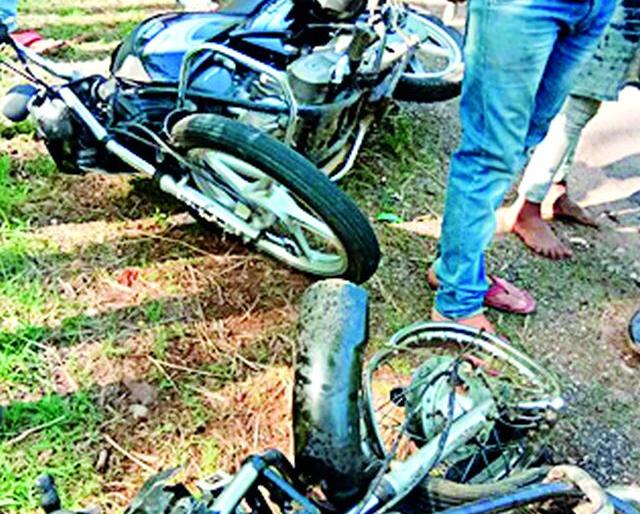 Two seriously injured in a wheelchair | दुचाकीच्या धडकेत दोघे गंभीर जखमी