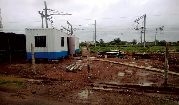 Railway's flagship rail bridge construction | ट्रॅकवरील पूल बांधकामाला रेल्वेची हिरवी झेंडी