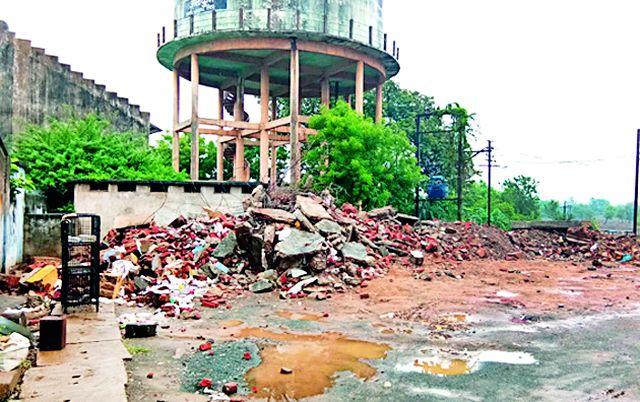 Encroachment deleted, waiting for disposal | अतिक्रमण हटविले, विल्हेवाटीची प्रतीक्षा