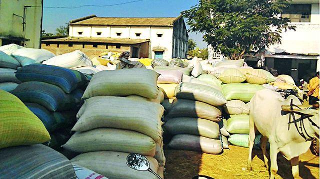 Frequent partial supply of baradona at the center | केंद्रावर बारदान्याचा वारंवार अर्धवट पुरवठा