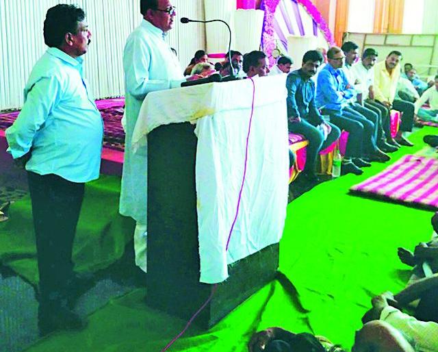 The milk producers in the crisis even after the hike | दरवाढनंतरही दूध उत्पादक संकटात The milk producers in the crisis even after the hike | दरवाढनंतरही दूध उत्पादक संकटात