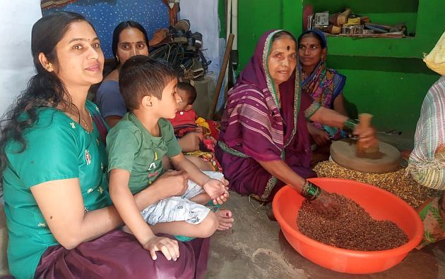 Mankabai of Bhandara who preserves the rich heritage of folklore despite being illiterate | निरक्षर असूनही लोकसाहित्याचा समृद्ध वारसा जतन करणाऱ्या भंडाऱ्याच्या मंकाबाई मुंडे