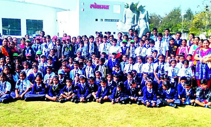 Students get to know about newspaper printing | विद्यार्थ्यांनी जाणून घेतले वृत्तपत्र छपाईचे बारकावे Students get to know about newspaper printing | विद्यार्थ्यांनी जाणून घेतले वृत्तपत्र छपाईचे बारकावे