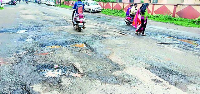 Bappa, barely holding potholes on the streets | बाप्पा, जरा सांभाळून, रस्त्यांवर खड्डे फार झालेत Bappa, barely holding potholes on the streets | बाप्पा, जरा सांभाळून, रस्त्यांवर खड्डे फार झालेत