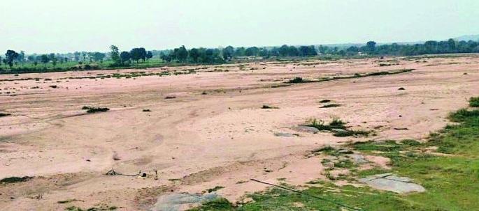 The Bawanthadi river basin in Tumsar taluka became a desert | तुमसर तालुक्यातील बावनथडी नदीपात्र झाले वाळवंट The Bawanthadi river basin in Tumsar taluka became a desert | तुमसर तालुक्यातील बावनथडी नदीपात्र झाले वाळवंट