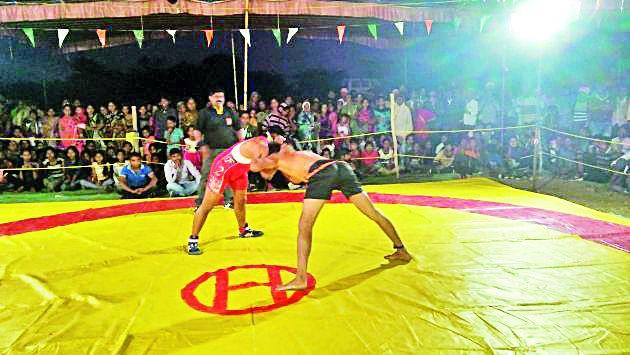 Soil wrestling now reigns | मातीतील कुस्ती आता गादीवर