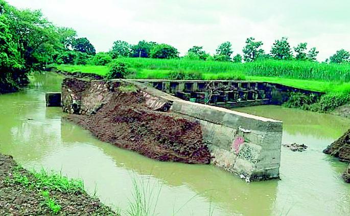 43 dams of water conservation department destroyed in floods and heavy rains | पूर व अतिवृष्टीत जलसंधारण विभागाचे 43 बंधारे उद्ध्वस्त 43 dams of water conservation department destroyed in floods and heavy rains | पूर व अतिवृष्टीत जलसंधारण विभागाचे 43 बंधारे उद्ध्वस्त
