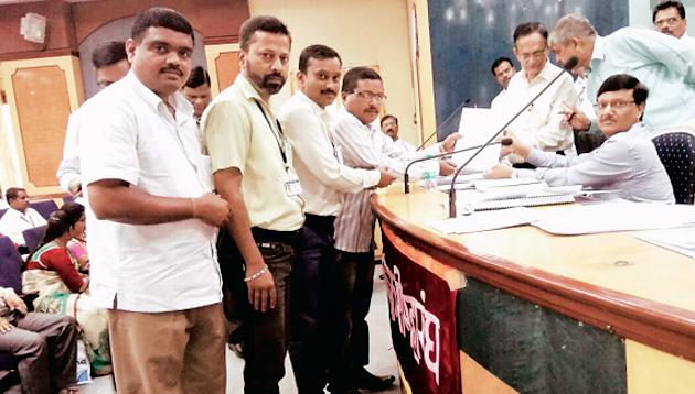 The injustice of salary defaults to the clerical staff | लिपिकवर्गीय कर्मचाºयांवर वेतन तफावतीचा अन्याय The injustice of salary defaults to the clerical staff | लिपिकवर्गीय कर्मचाºयांवर वेतन तफावतीचा अन्याय