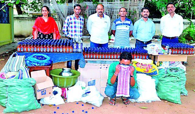 The forage of a fake foreign liquor factory | बनावट विदेशी दारु कारखान्यावर धाड The forage of a fake foreign liquor factory | बनावट विदेशी दारु कारखान्यावर धाड