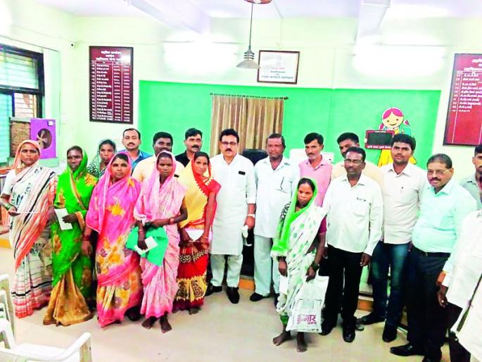 Delivery of Checks to beneficiaries of Family Benefit Scheme | कुटुंब लाभ योजनेच्या लाभार्र्थींना धनादेशाचे वितरण Delivery of Checks to beneficiaries of Family Benefit Scheme | कुटुंब लाभ योजनेच्या लाभार्र्थींना धनादेशाचे वितरण