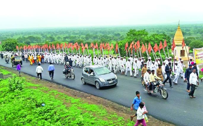 Chanting of 'Gan, Gan, Gante Bote' in Sindkhed Raja | मातृतीर्थात घुमला ‘गण, गण, गणात बोते’चा गजर Chanting of 'Gan, Gan, Gante Bote' in Sindkhed Raja | मातृतीर्थात घुमला ‘गण, गण, गणात बोते’चा गजर