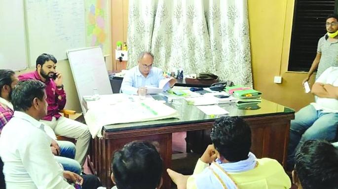 Buldana: Farmers agitation in the agriculture office for eight hours | बुलडाणा: शेतकऱ्यांचा कृषी कार्यालयात आठ तास ठिय्या Buldana: Farmers agitation in the agriculture office for eight hours | बुलडाणा: शेतकऱ्यांचा कृषी कार्यालयात आठ तास ठिय्या