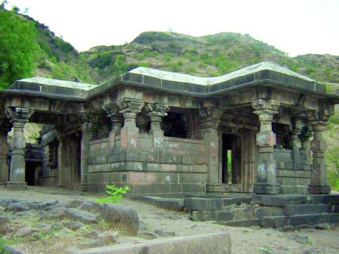 A unique temple in Lonar Lake with three shadows falling in the sanctum sanctorum | गर्भगृहात तीन सावल्या पडणारे लोणार सरोवरातील अनोखे मंदिर A unique temple in Lonar Lake with three shadows falling in the sanctum sanctorum | गर्भगृहात तीन सावल्या पडणारे लोणार सरोवरातील अनोखे मंदिर