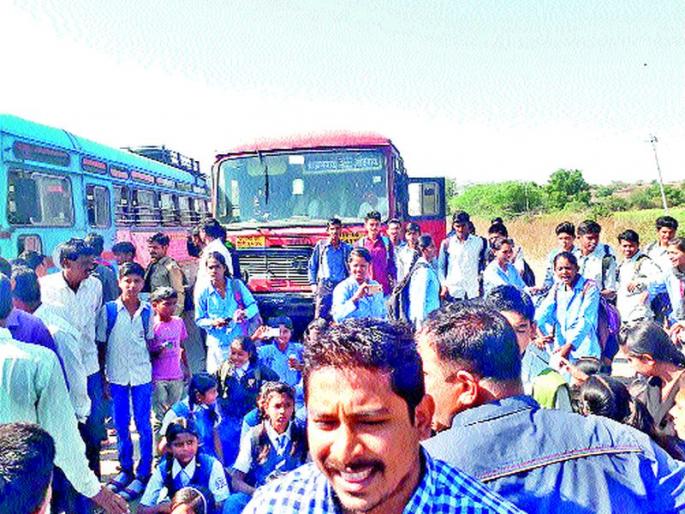 Buses do not stop students, stop the students' course: anger due to irregular bus services | बसेस थांबत नाहीत विद्यार्थ्यांचा रास्ता रोको हिसवळ खुर्द : अनियमित बससेवेमुळे संताप Buses do not stop students, stop the students' course: anger due to irregular bus services | बसेस थांबत नाहीत विद्यार्थ्यांचा रास्ता रोको हिसवळ खुर्द : अनियमित बससेवेमुळे संताप