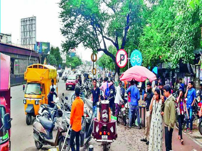 Parking is happening in 'No Parking' zone | ‘नो पार्किंग'मध्येच होतेय पार्किंग : फलक उरले नावालाच Parking is happening in 'No Parking' zone | ‘नो पार्किंग'मध्येच होतेय पार्किंग : फलक उरले नावालाच