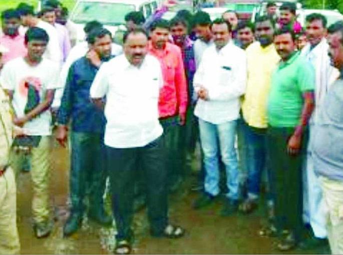 Khamgaon-Jalna Highway works slowly; Citizens agitation on the road | खामगाव-जालना महामार्गाचे काम संथगतीने; नागरिकांनी केले ‘रास्ता रोको’ आंदोलन Khamgaon-Jalna Highway works slowly; Citizens agitation on the road | खामगाव-जालना महामार्गाचे काम संथगतीने; नागरिकांनी केले ‘रास्ता रोको’ आंदोलन