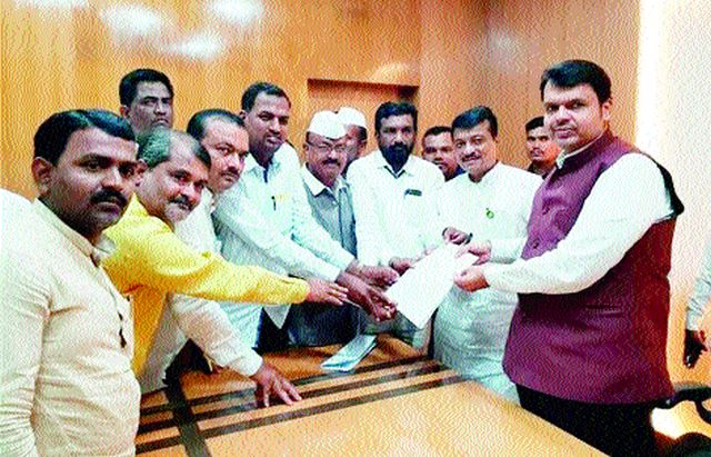 Request to Chief Minister of Sarpanch Seva Sangh | सरपंच सेवा संघाचे मुख्यमंत्र्यांना निवेदन