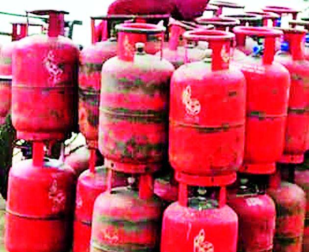 22 beneficiaries of the villagers awaiting cylinders | २२ गावांतील लाभार्थी सिलिंडरच्या प्रतीक्षेत 22 beneficiaries of the villagers awaiting cylinders | २२ गावांतील लाभार्थी सिलिंडरच्या प्रतीक्षेत