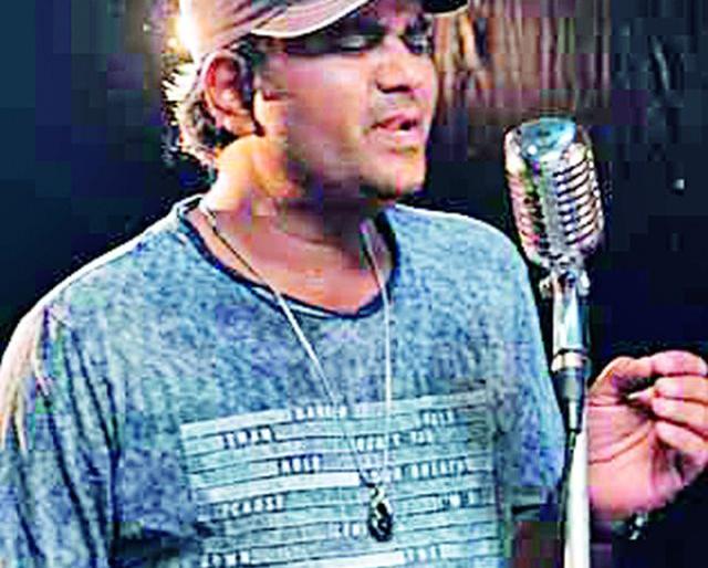 The teachers of Marathi language fond of teachers | शिक्षकाच्या मराठी गीताची युवकांना भुरळ The teachers of Marathi language fond of teachers | शिक्षकाच्या मराठी गीताची युवकांना भुरळ