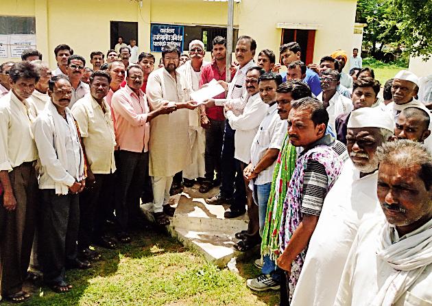 haranaghaatacayaa-paanayaasaathai-saetakaoyaancae-naivaedana | हरणघाटच्या पाण्यासाठी शेतकºयांचे निवेदन