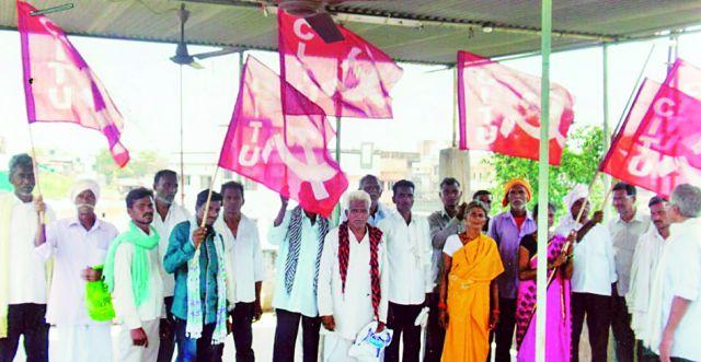 On the road to extinction | जबरानजोत कास्तकार उतरणार रस्त्यावर On the road to extinction | जबरानजोत कास्तकार उतरणार रस्त्यावर