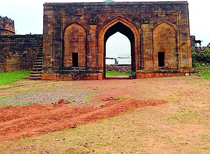 Beauty of the neglected castle | दुर्लक्षित किल्ल्याचे सौंदर्यीकरण Beauty of the neglected castle | दुर्लक्षित किल्ल्याचे सौंदर्यीकरण