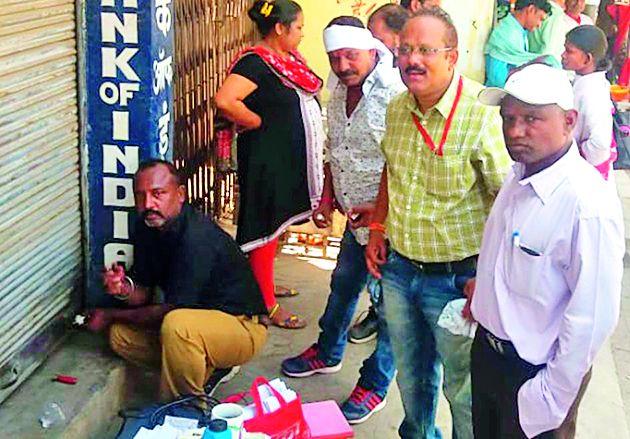 Two shop sealed sealed with customer service center | ग्राहक सेवा केंद्रासह दोन दुकानाला ठोकले सील Two shop sealed sealed with customer service center | ग्राहक सेवा केंद्रासह दोन दुकानाला ठोकले सील