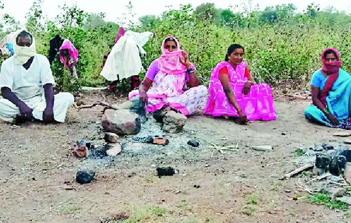 Sir, please send us to our village ..! | साहेब,आम्हाला आमच्या गावाला पोहचवा ना..! Sir, please send us to our village ..! | साहेब,आम्हाला आमच्या गावाला पोहचवा ना..!