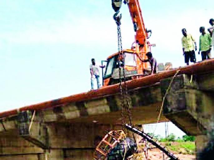 The tractor collapsed in the river Uma | उमा नदीत ट्रॅक्टर कोसळला