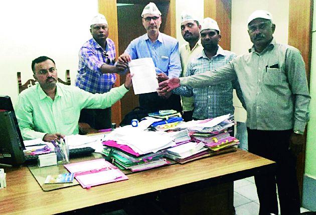 Give the farmers a fair price for the produce | शेतकरी उत्पादित मालाला योग्य भाव द्या