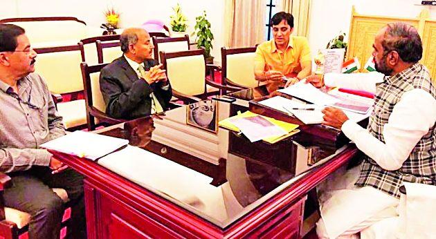 WakeLine should pay compensation to project affected people | वेकोलिने प्रकल्पग्रस्तांना योग्य मोबदला द्यावा WakeLine should pay compensation to project affected people | वेकोलिने प्रकल्पग्रस्तांना योग्य मोबदला द्यावा