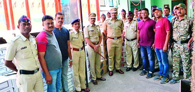 The truck filled with foreign liquor was seized | विदेशी दारू भरलेला ट्रक जप्त