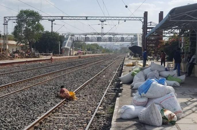 Virur station became a stop for rice smugglers; Selling at extra price in Brahmapuri and Gondia | विरूर स्टेशन बनला तांदूळ तस्करांचा थांबा; ब्रह्मपुरी व गोंदियात जादा भावाने विक्री Virur station became a stop for rice smugglers; Selling at extra price in Brahmapuri and Gondia | विरूर स्टेशन बनला तांदूळ तस्करांचा थांबा; ब्रह्मपुरी व गोंदियात जादा भावाने विक्री