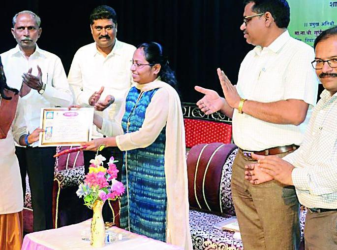 Give time to reading for a bright future | उज्ज्वल भविष्यासाठी वाचनाला वेळ द्या Give time to reading for a bright future | उज्ज्वल भविष्यासाठी वाचनाला वेळ द्या