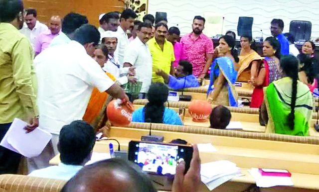 The controversy over water and contract extension | पाणी व कंत्राटाच्या मुदतवाढीवरून वादंग