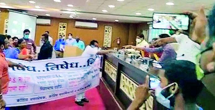 Rada in the ruling party and Congress in the meeting of the corporation | मनपाच्या भर सभेत सत्ताधारी व काँग्रेसमध्ये राडा Rada in the ruling party and Congress in the meeting of the corporation | मनपाच्या भर सभेत सत्ताधारी व काँग्रेसमध्ये राडा