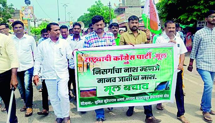 NCP's agitation against harmful rail freight strike in Mool | हानीकारक रेल्वे मालधक्क्याविरोधात राष्ट्रवादीचे मूलमध्ये ठिय्या आंदोलन NCP's agitation against harmful rail freight strike in Mool | हानीकारक रेल्वे मालधक्क्याविरोधात राष्ट्रवादीचे मूलमध्ये ठिय्या आंदोलन