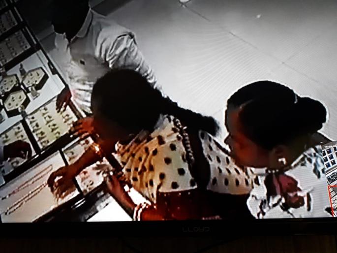 Sindhudurg: Gold chain lamps, Jewelery shops, Jewelery shops from Jewelers' shops | सिंधुदुर्ग : ज्वेलर्सच्या दुकानातून सोन्याची चेन लंपास, कणकवलीतील घटना Sindhudurg: Gold chain lamps, Jewelery shops, Jewelery shops from Jewelers' shops | सिंधुदुर्ग : ज्वेलर्सच्या दुकानातून सोन्याची चेन लंपास, कणकवलीतील घटना