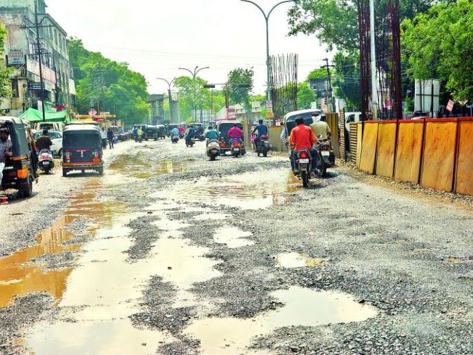 No road repairs; Flyover work prove dangerous to Akola citizens | रस्त्याची दुरुस्ती नाहीच; उड्डाणपुलाचे काम अकोलेकरांच्या जीवावर! No road repairs; Flyover work prove dangerous to Akola citizens | रस्त्याची दुरुस्ती नाहीच; उड्डाणपुलाचे काम अकोलेकरांच्या जीवावर!