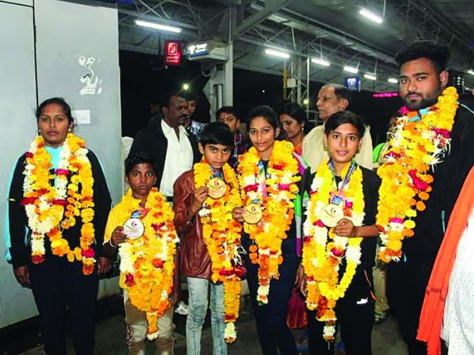 Akola receives 4 medals in international warfare competition | आंतरराष्ट्रीय युद्धकला स्पर्धेत अकोल्याला ४ पदके Akola receives 4 medals in international warfare competition | आंतरराष्ट्रीय युद्धकला स्पर्धेत अकोल्याला ४ पदके