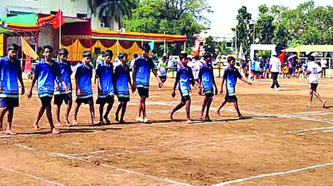 Accidental players reach the field ... in the final | अपघातग्रस्त खेळाडूंनी गाठले मैदान...अंतिम फेरीत धडक Accidental players reach the field ... in the final | अपघातग्रस्त खेळाडूंनी गाठले मैदान...अंतिम फेरीत धडक
