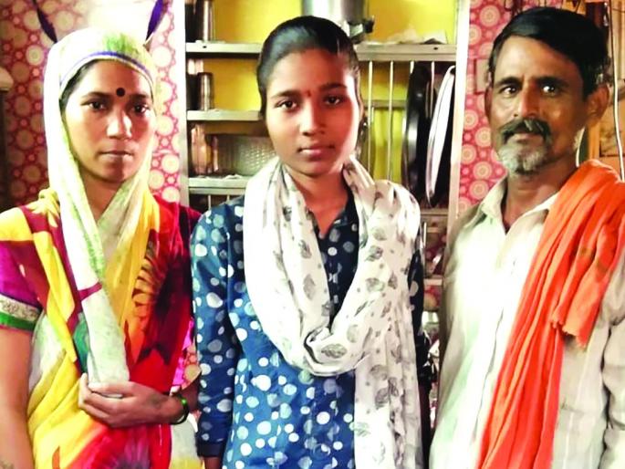 Daughter of the cleaning worker success in exam | सफाई कामगाराच्या कन्येची यशस्वी भरारी!
