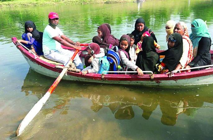 Life-threatening journey by students from Wadegaon | वाडेगाव येथील विद्यार्थ्यांचा डोंग्यातून जीवघेणा प्रवास Life-threatening journey by students from Wadegaon | वाडेगाव येथील विद्यार्थ्यांचा डोंग्यातून जीवघेणा प्रवास