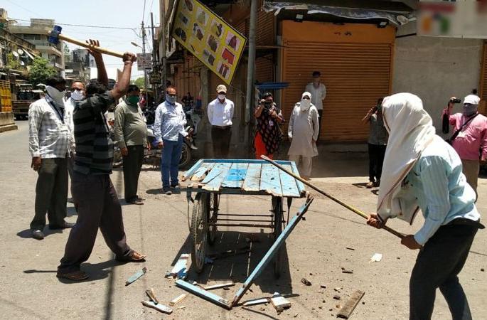 Municipal employees and hawkers now fight hand to hand | मनपा कर्मचारी व हॉकर्सची आता हातघाईची लढाई