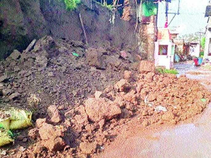 Historic stronghold became landlocked | ऐतिहासिक गढी झाली जमीनदोस्त Historic stronghold became landlocked | ऐतिहासिक गढी झाली जमीनदोस्त