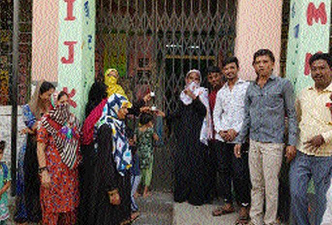 Parents lock down Urdu school in Chopad | चोपड्यात उर्दू शाळेला पालकांनी ठोकले कुलूप Parents lock down Urdu school in Chopad | चोपड्यात उर्दू शाळेला पालकांनी ठोकले कुलूप