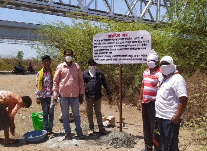 Struggle to save railway bridge from sand smuggling | वाळू तस्करीपासून रेल्वेपूल वाचविण्याची धडपड Struggle to save railway bridge from sand smuggling | वाळू तस्करीपासून रेल्वेपूल वाचविण्याची धडपड