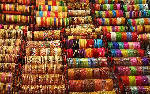 Bangle business in trouble due to marriage season missed | लग्नसराई हुकल्याने बांगडी व्यावसायिक अडचणीत Bangle business in trouble due to marriage season missed | लग्नसराई हुकल्याने बांगडी व्यावसायिक अडचणीत